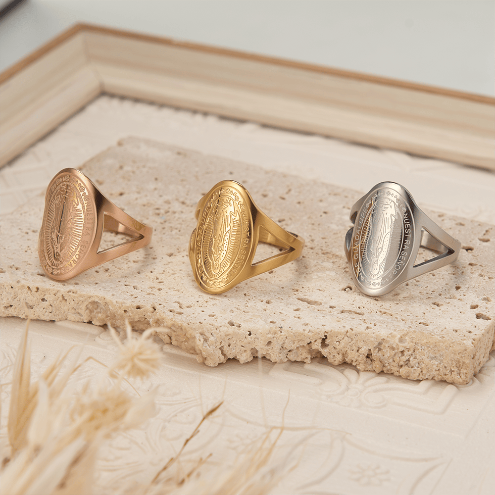 Christianartworkshop Gravierter Andachtsring mit dem Bildnis Unserer Lieben Frau von Guadalupe: Symbol marianischer Gnade und göttlichen Schutzes - image 1