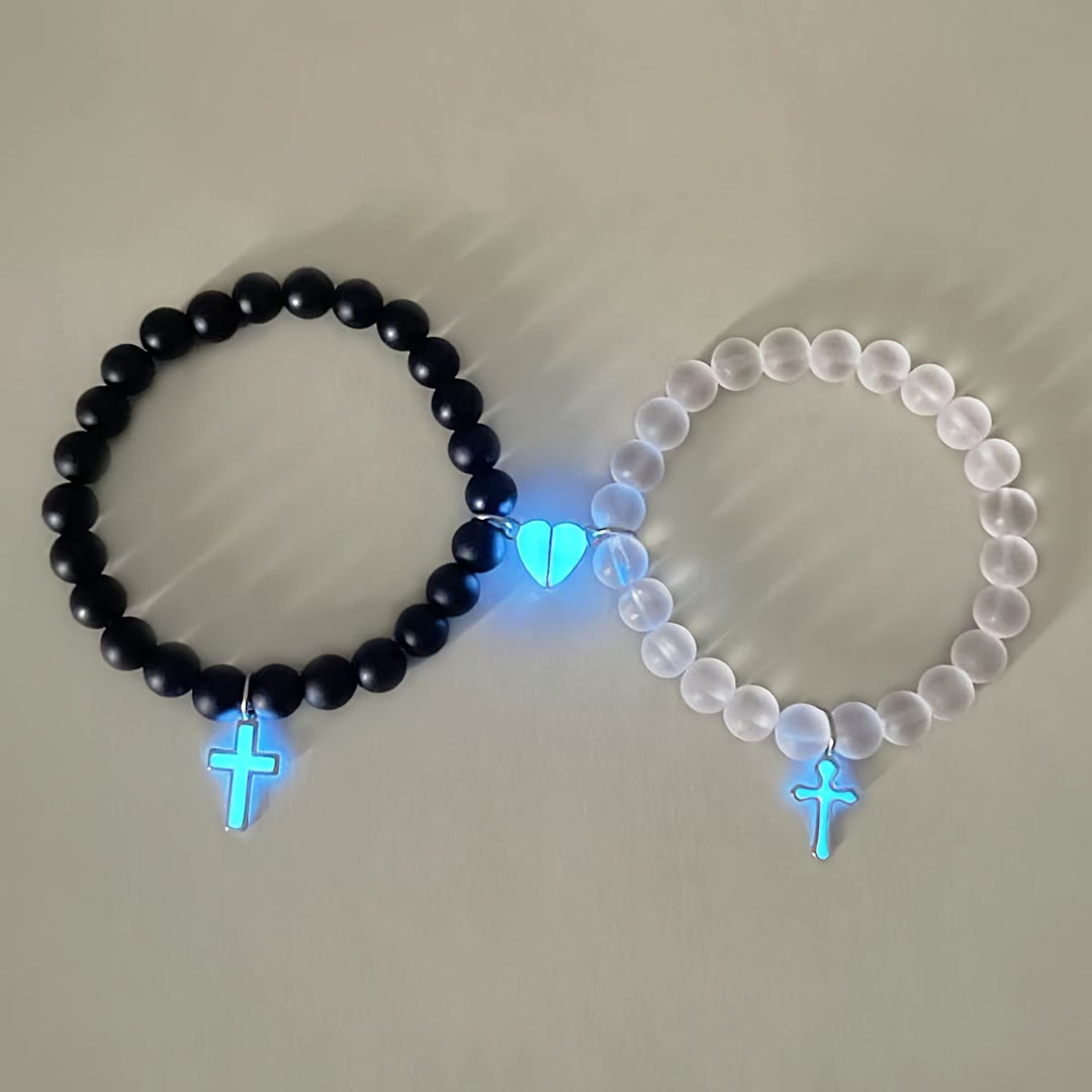 Christianartworkshop Leuchtende, farblich abgestimmte Perlenarmbänder mit magnetischem Herzverschluss: Ein Symbol für gemeinsamen Glauben und geteilte Liebe - Schwarz-Weißes Kreuzset - image 0