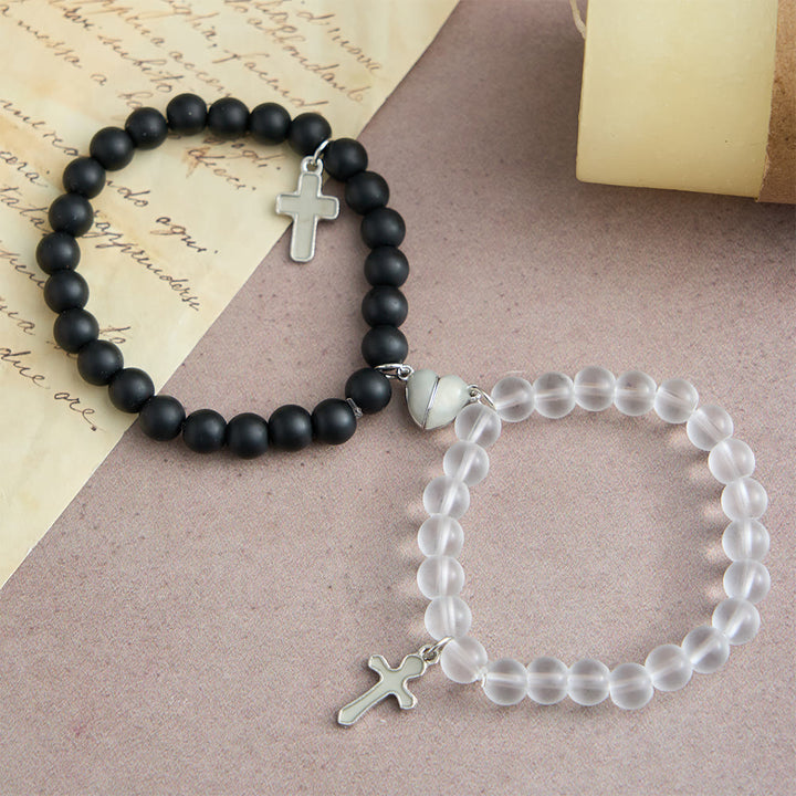 Christianartworkshop Leuchtende, farblich abgestimmte Perlenarmbänder mit magnetischem Herzverschluss: Ein Symbol für gemeinsamen Glauben und geteilte Liebe - image 4