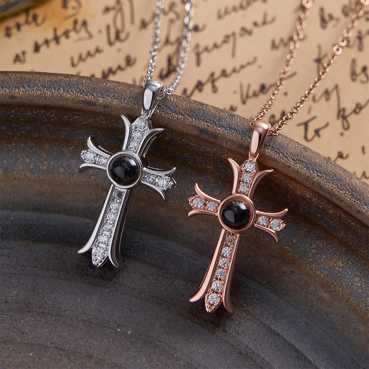 Christianartworkshop Kristallbesetzte Kreuzkette mit schwarzem Mittelstein: Ein Symbol göttlichen Lichts und zeitlosen Glaubens - image 0