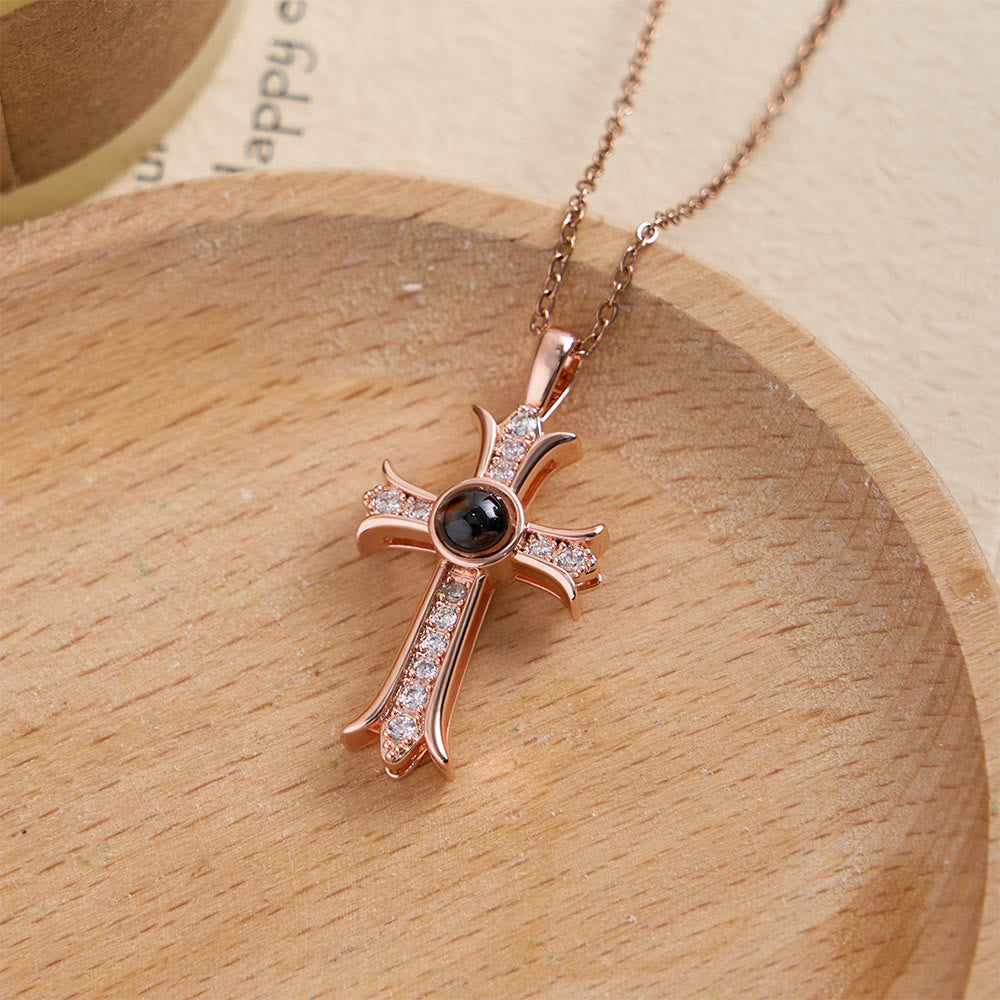 Christianartworkshop Kristallbesetzte Kreuzkette mit schwarzem Mittelstein: Ein Symbol göttlichen Lichts und zeitlosen Glaubens - Roségolden - image 3