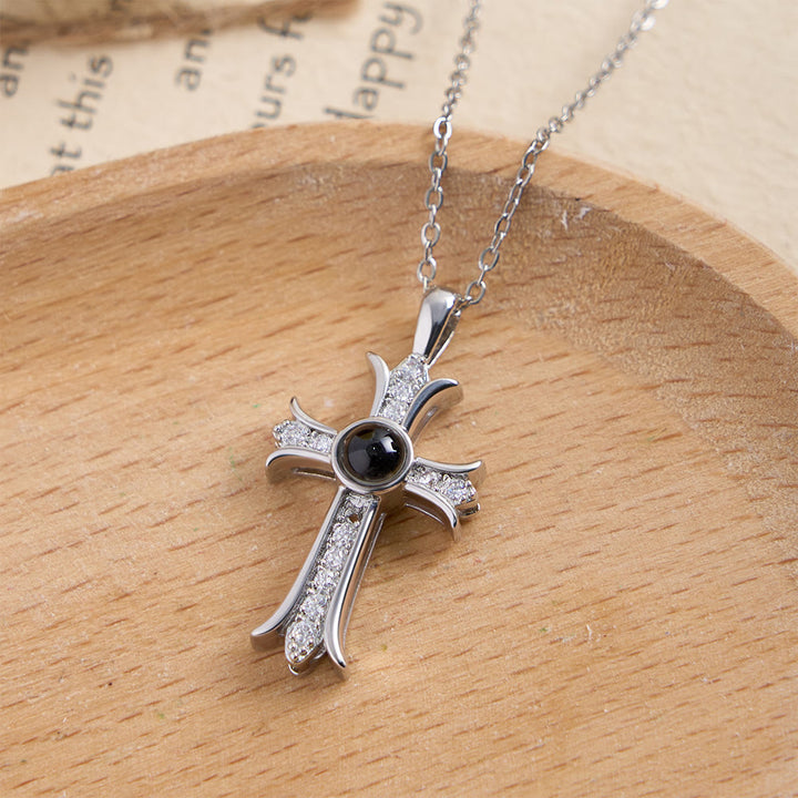 Christianartworkshop Kristallbesetzte Kreuzkette mit schwarzem Mittelstein: Ein Symbol göttlichen Lichts und zeitlosen Glaubens - Silber - image 5