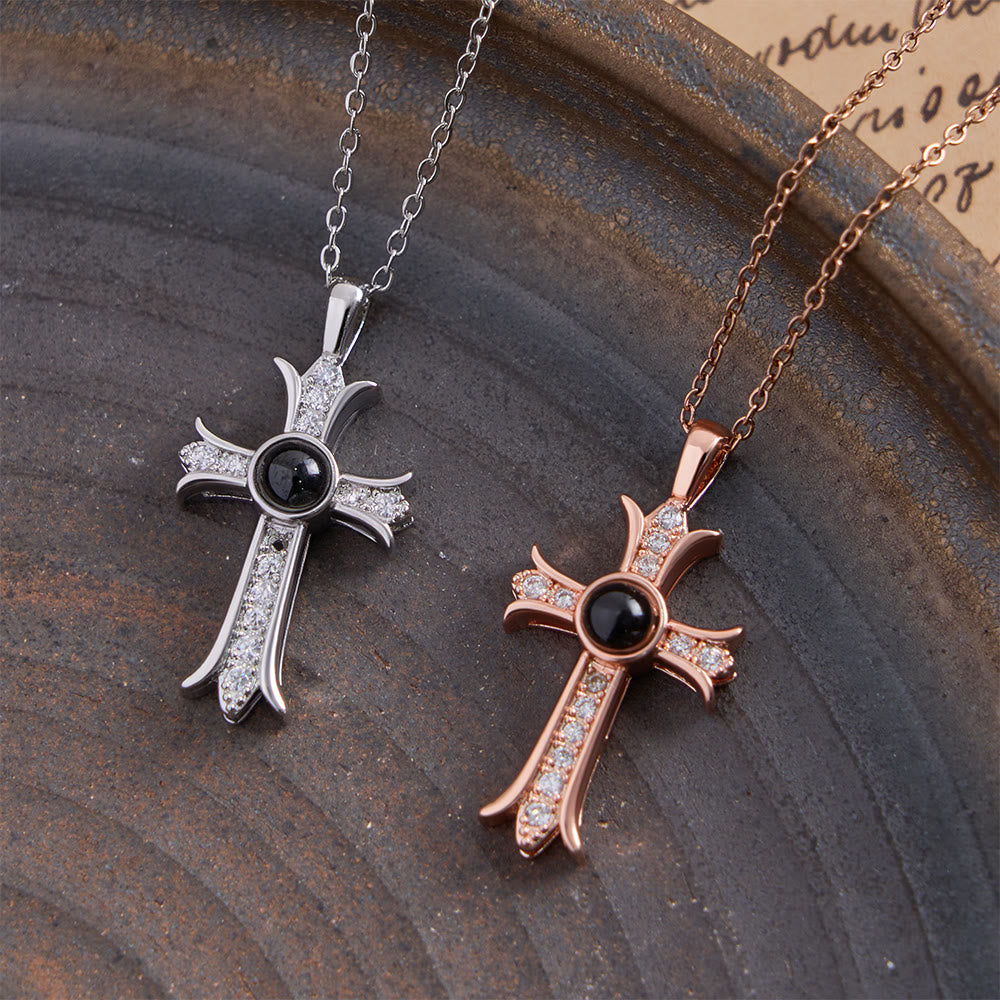 Christianartworkshop Kristallbesetzte Kreuzkette mit schwarzem Mittelstein: Ein Symbol göttlichen Lichts und zeitlosen Glaubens - image 2