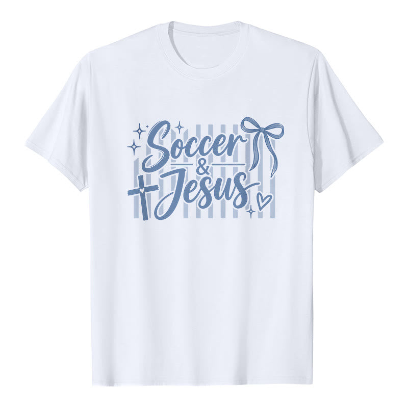 Christianartworkshop Fußball- und Jesus-Coquette-Style Premium-T-Shirt - Weiß - 2XL - image 0
