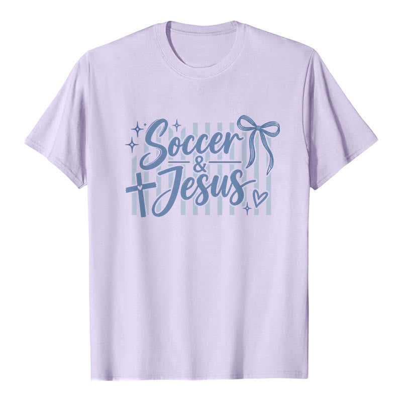 Christianartworkshop Fußball- und Jesus-Coquette-Style Premium-T-Shirt - Lila - 2XL - image 2