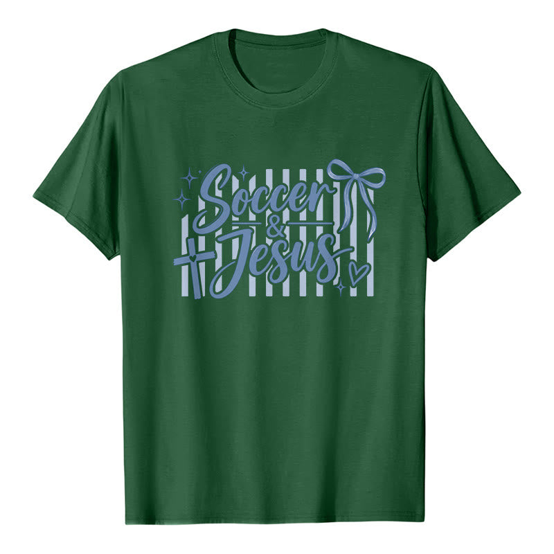 Christianartworkshop Fußball- und Jesus-Coquette-Style Premium-T-Shirt - Dunkelgrün - 2XL - image 4