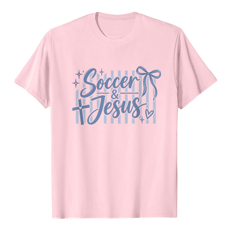 Christianartworkshop Fußball- und Jesus-Coquette-Style Premium-T-Shirt - Rosa - 2XL - image 1