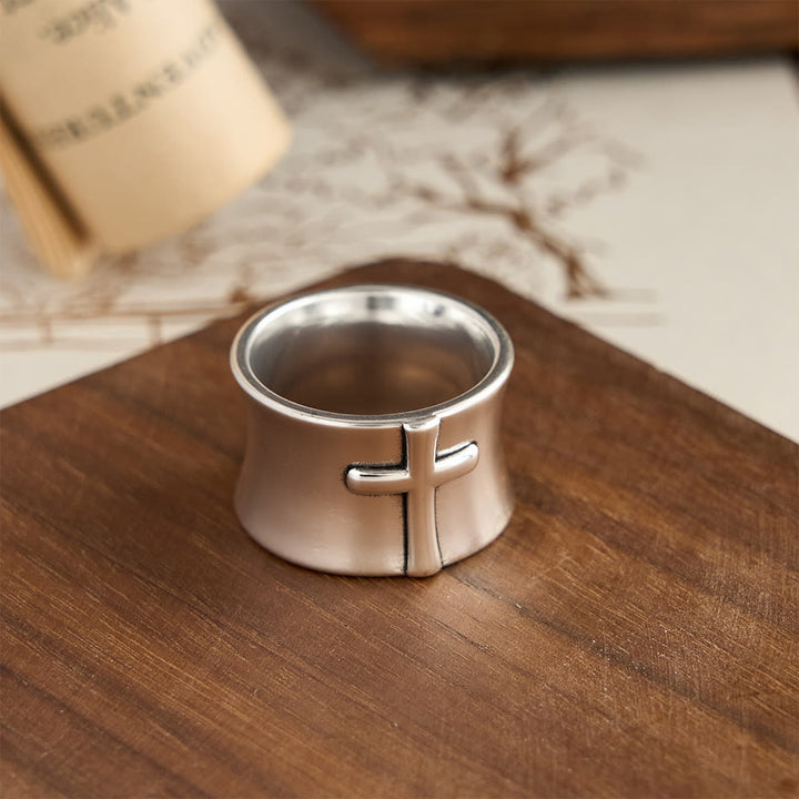 Christianartworkshop Minimalistischer Ring mit geprägtem Kreuz: Ein Symbol unerschütterlichen Glaubens und zeitloser Hingabe - image 2