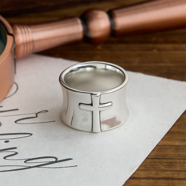 Christianartworkshop Minimalistischer Ring mit geprägtem Kreuz: Ein Symbol unerschütterlichen Glaubens und zeitloser Hingabe - image 1