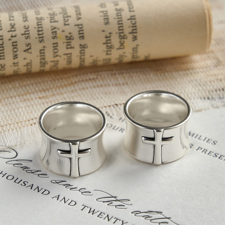 Christianartworkshop Minimalistischer Ring mit geprägtem Kreuz: Ein Symbol unerschütterlichen Glaubens und zeitloser Hingabe - image 6