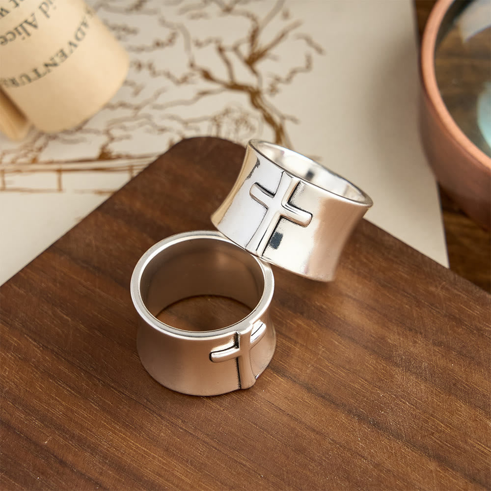 Christianartworkshop Minimalistischer Ring mit geprägtem Kreuz: Ein Symbol unerschütterlichen Glaubens und zeitloser Hingabe - US 11 - image 0
