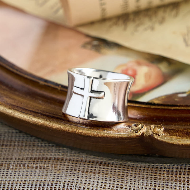 Christianartworkshop Minimalistischer Ring mit geprägtem Kreuz: Ein Symbol unerschütterlichen Glaubens und zeitloser Hingabe - image 4