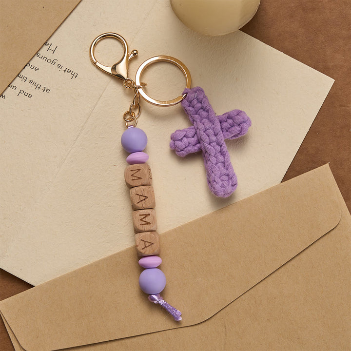 Christianartworkshop Weicher gehäkelter Kreuz-Schlüsselanhänger mit gravierten „MAMA“-Perlen: Verkörpert treue Anmut und Wärme - Lila - image 4