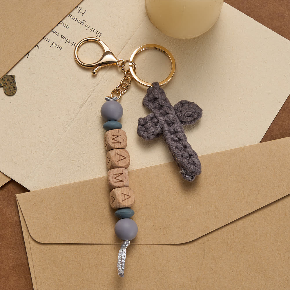 Christianartworkshop Weicher gehäkelter Kreuz-Schlüsselanhänger mit gravierten „MAMA“-Perlen: Verkörpert treue Anmut und Wärme - Grau - image 6