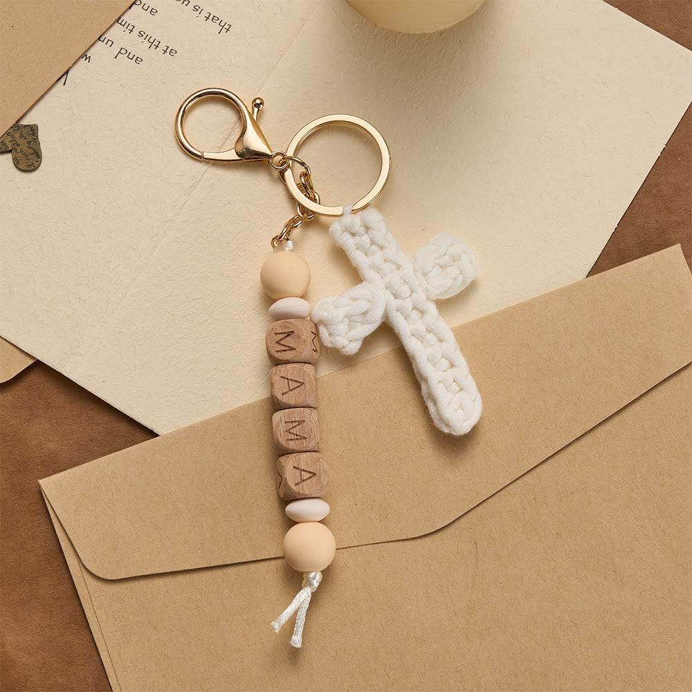Christianartworkshop Weicher gehäkelter Kreuz-Schlüsselanhänger mit gravierten „MAMA“-Perlen: Verkörpert treue Anmut und Wärme - Weiß - image 1