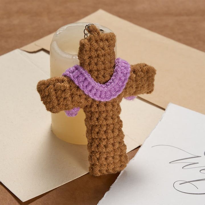 Christianartworkshop Handgehäkelter Kreuz-Schlüsselanhänger mit lila Akzenten: Ein Symbol für tiefen Glauben und warme göttliche Liebe - Kreuzen - image 0