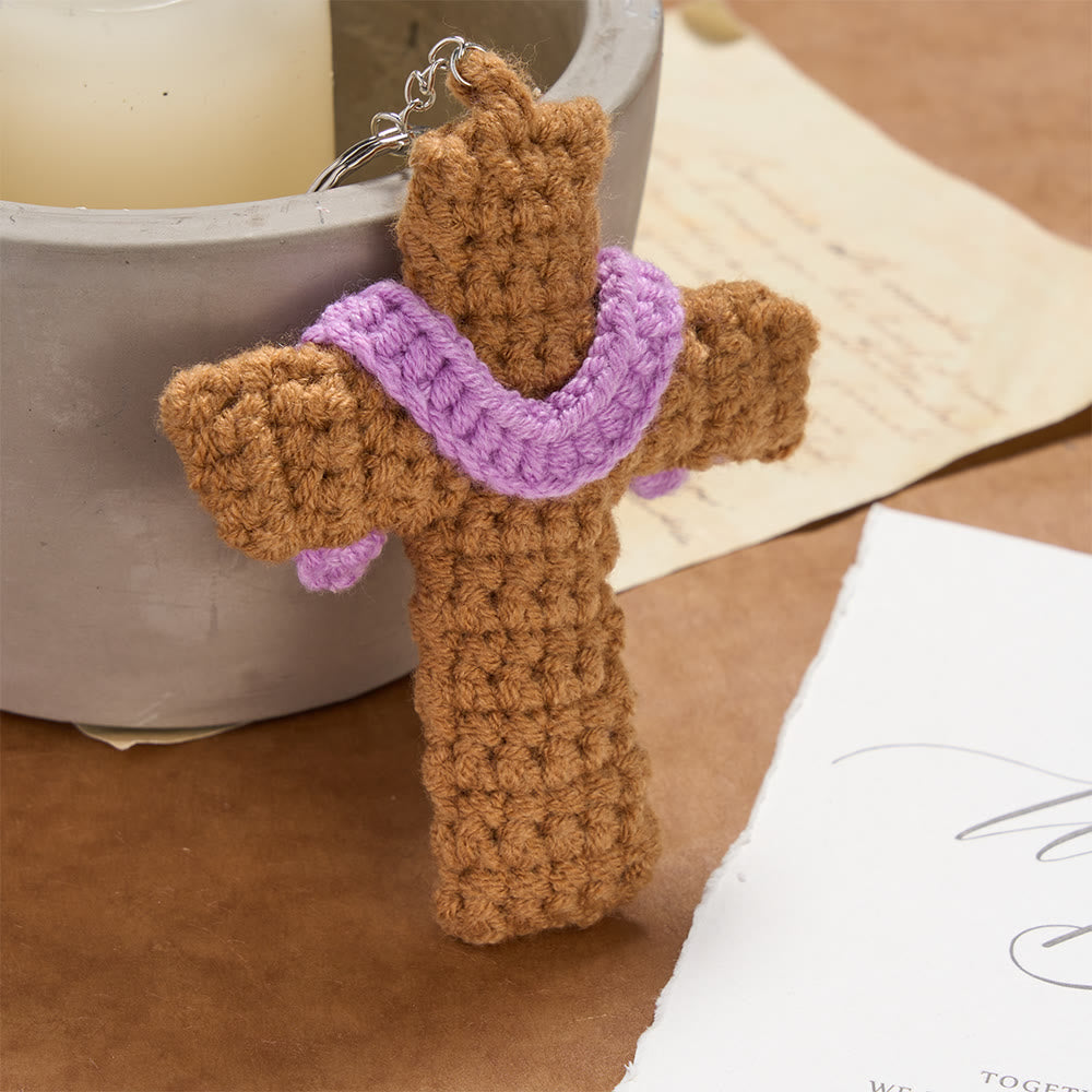 Christianartworkshop Handgehäkelter Kreuz-Schlüsselanhänger mit lila Akzenten: Ein Symbol für tiefen Glauben und warme göttliche Liebe - image 1