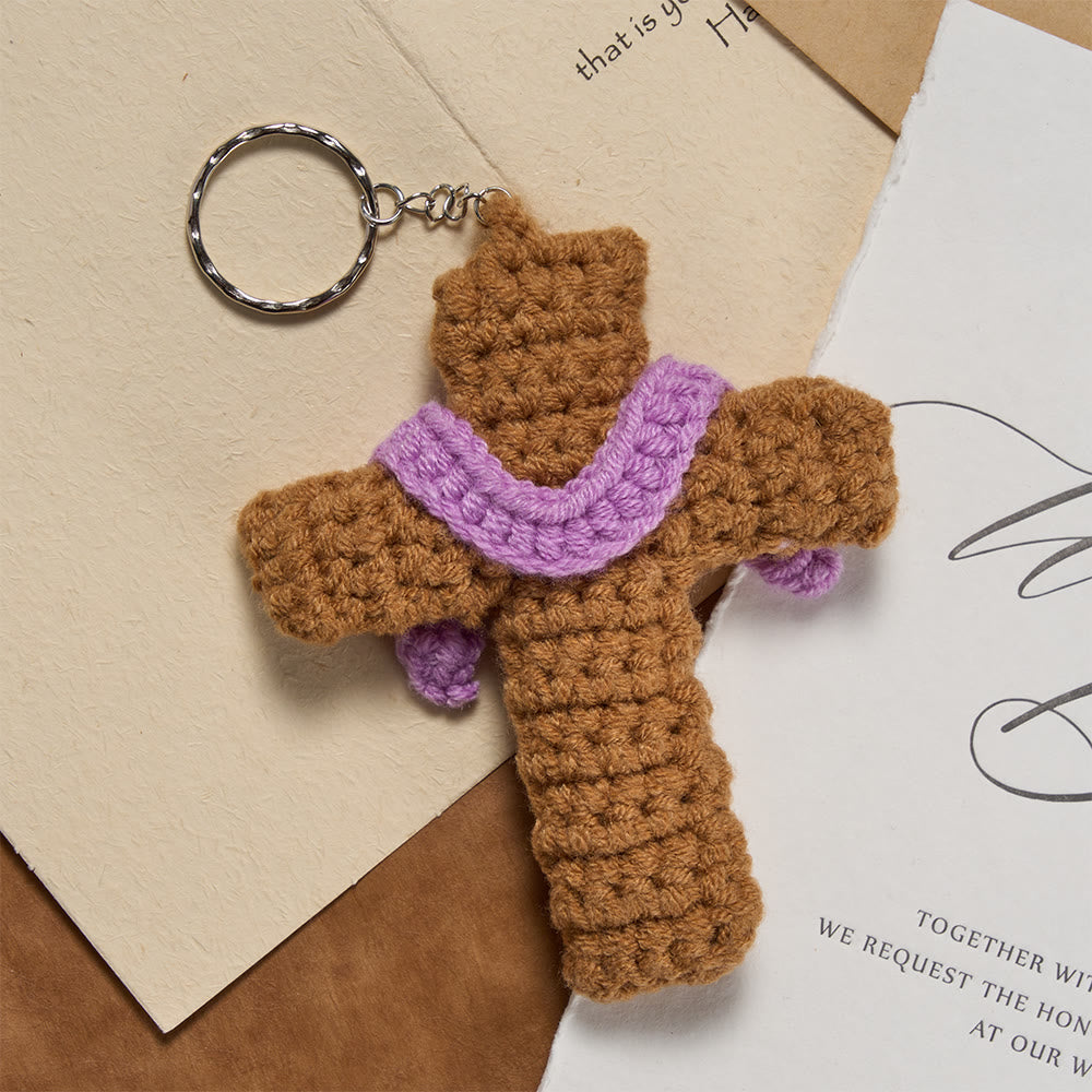Christianartworkshop Handgehäkelter Kreuz-Schlüsselanhänger mit lila Akzenten: Ein Symbol für tiefen Glauben und warme göttliche Liebe - image 3