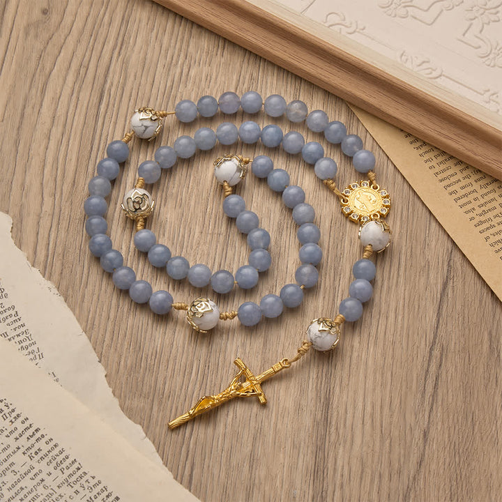 Christianartworkshop Rosenkranz aus Aquamarin und weißem Howlith: Goldene Filigranverzierungen mit dem heiligen Benedikt für heiteren Glauben - image 4