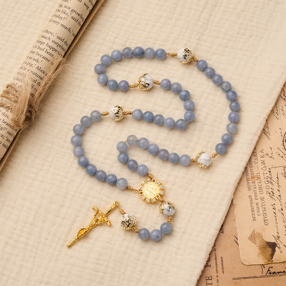 Christianartworkshop Rosenkranz aus Aquamarin und weißem Howlith: Goldene Filigranverzierungen mit dem heiligen Benedikt für heiteren Glauben - image 2