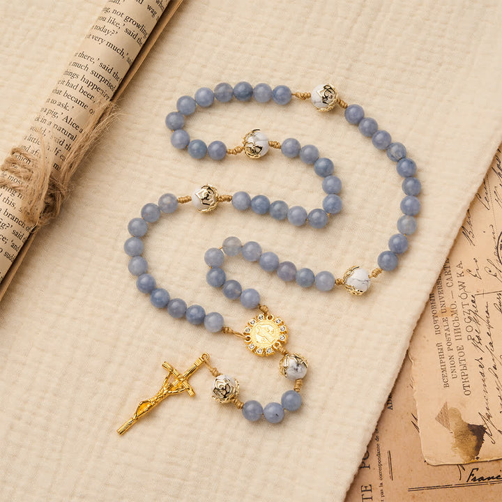 Christianartworkshop Rosenkranz aus Aquamarin und weißem Howlith: Goldene Filigranverzierungen mit dem heiligen Benedikt für heiteren Glauben - image 2