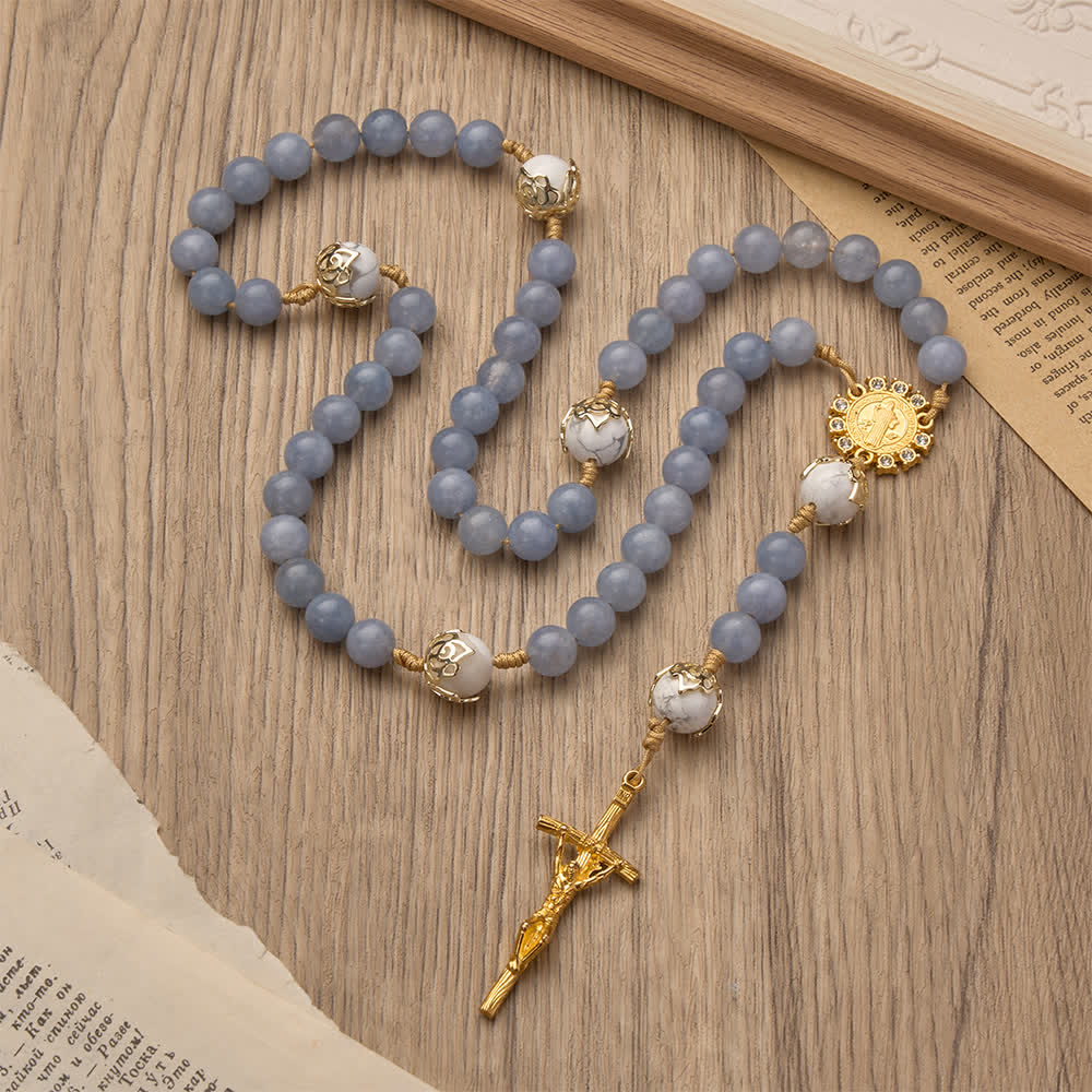 Christianartworkshop Rosenkranz aus Aquamarin und weißem Howlith: Goldene Filigranverzierungen mit dem heiligen Benedikt für heiteren Glauben - image 5