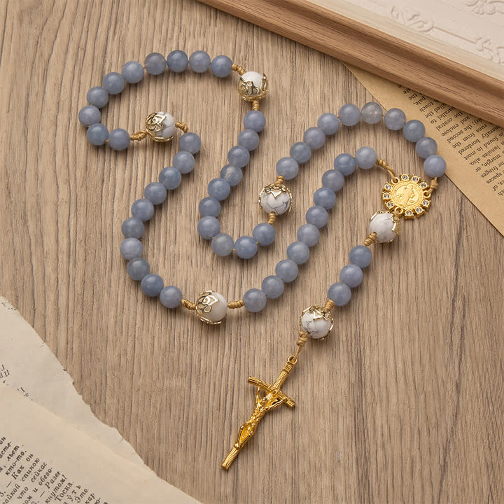 Christianartworkshop Rosenkranz aus Aquamarin und weißem Howlith: Goldene Filigranverzierungen mit dem heiligen Benedikt für heiteren Glauben - image 5