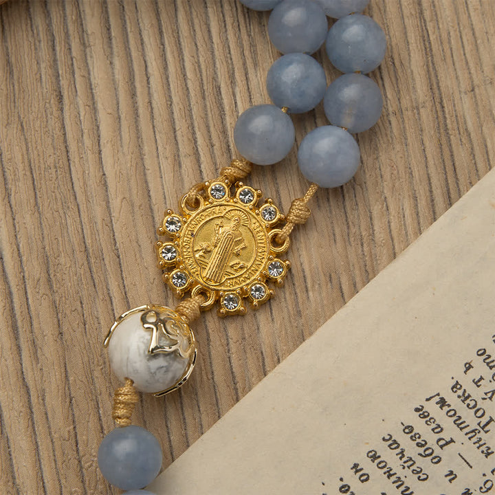 Christianartworkshop Rosenkranz aus Aquamarin und weißem Howlith: Goldene Filigranverzierungen mit dem heiligen Benedikt für heiteren Glauben - image 8