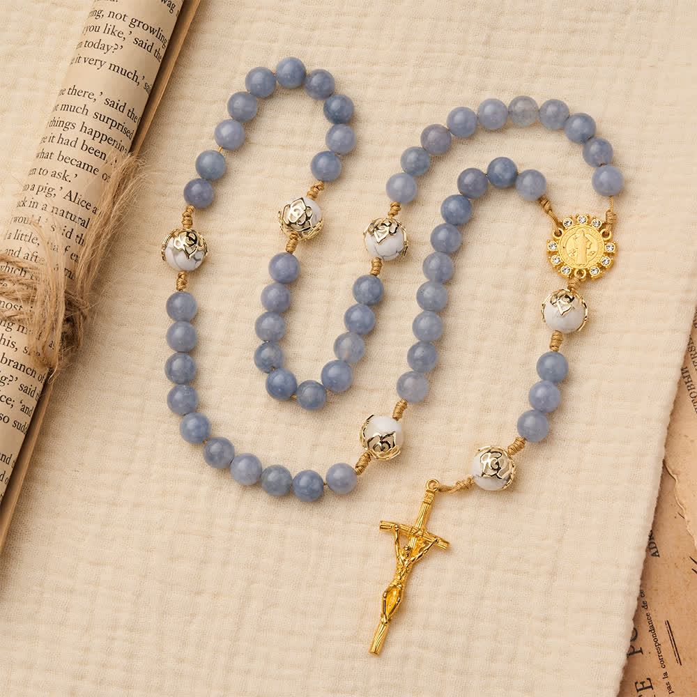 Christianartworkshop Rosenkranz aus Aquamarin und weißem Howlith: Goldene Filigranverzierungen mit dem heiligen Benedikt für heiteren Glauben - Der heilige Benedikt und das Kruzifix - image 0
