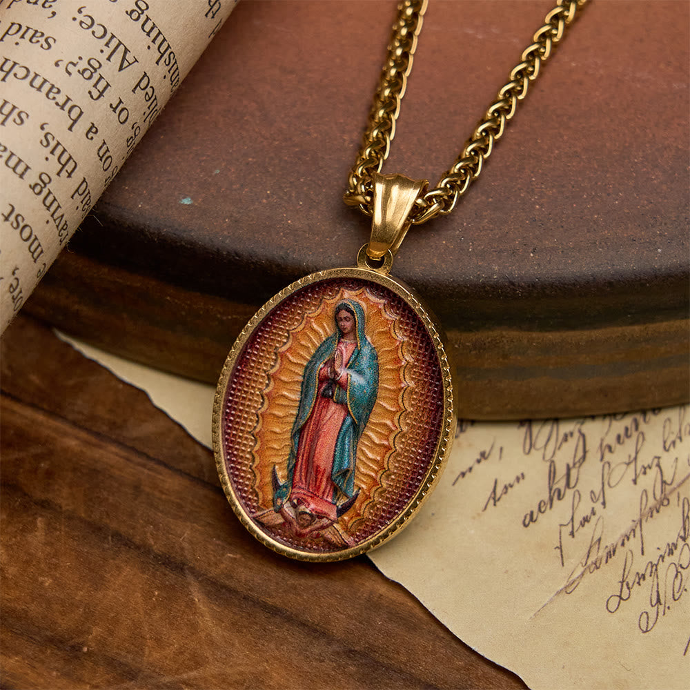 Christianartworkshop Elegante, emaillierte Halskette mit religiösem Porträt und Goldrahmen: Ein Symbol des Glaubens und des Schutzes - Unsere Liebe Frau von Guadalupe - image 1