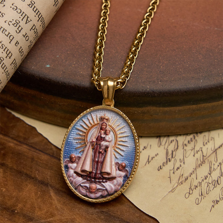 Christianartworkshop Elegante, emaillierte Halskette mit religiösem Porträt und Goldrahmen: Ein Symbol des Glaubens und des Schutzes - Unsere Liebe Frau vom Berge Karmel - image 4