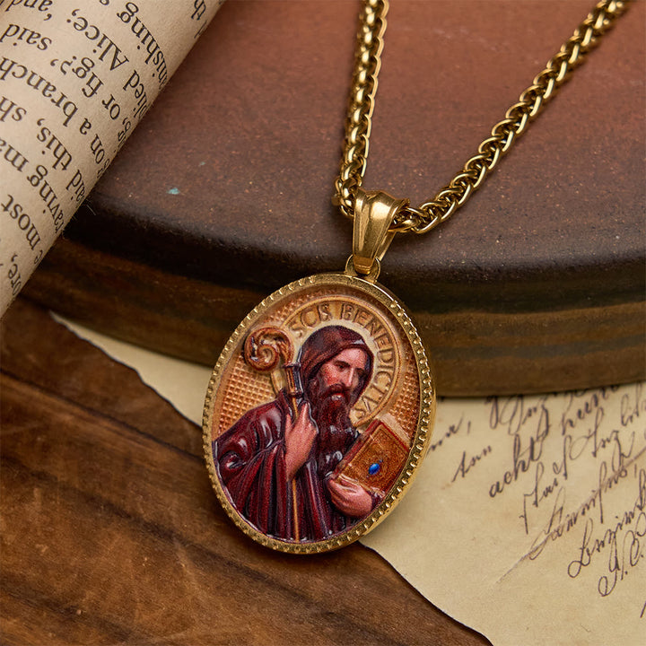 Christianartworkshop Elegante, emaillierte Halskette mit religiösem Porträt und Goldrahmen: Ein Symbol des Glaubens und des Schutzes - Der heilige Benedikt - image 2