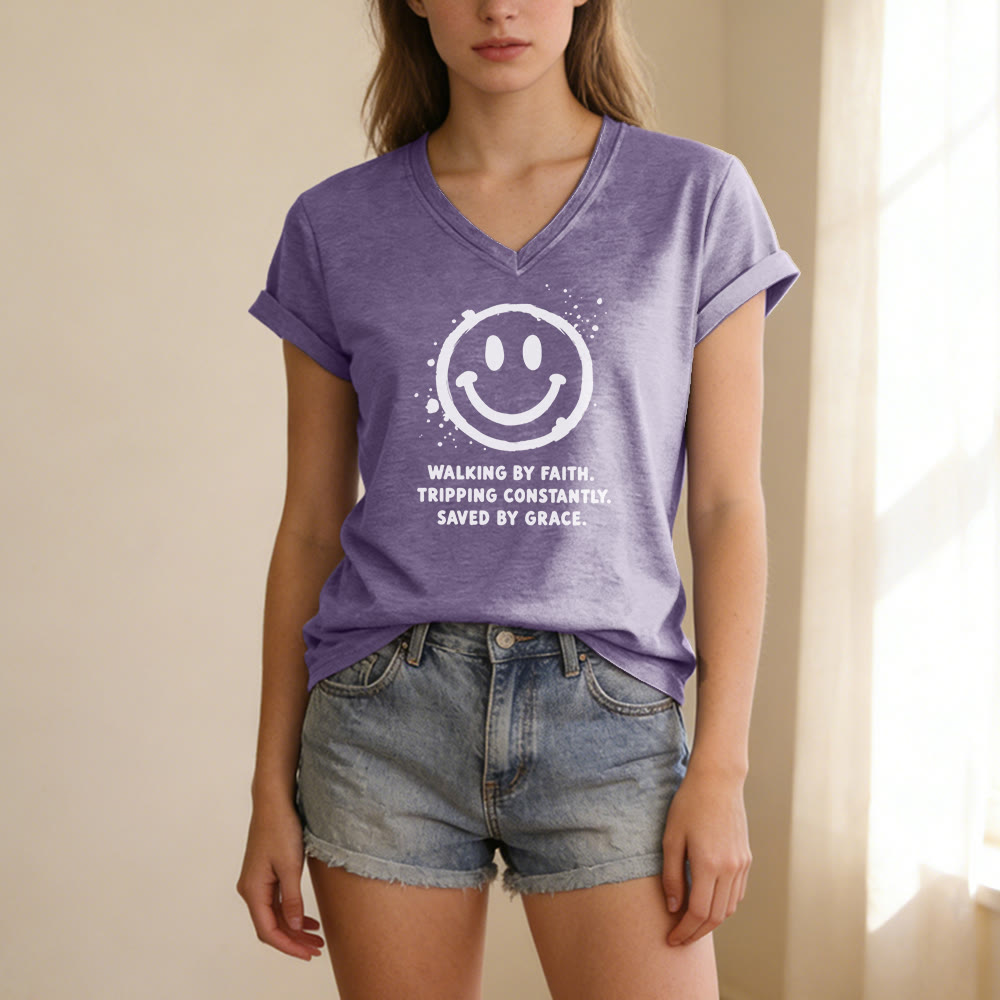 Christianartworkshop Lässiges T-Shirt mit V-Ausschnitt und Smiley-Print „Walking By Faith“ - image 19