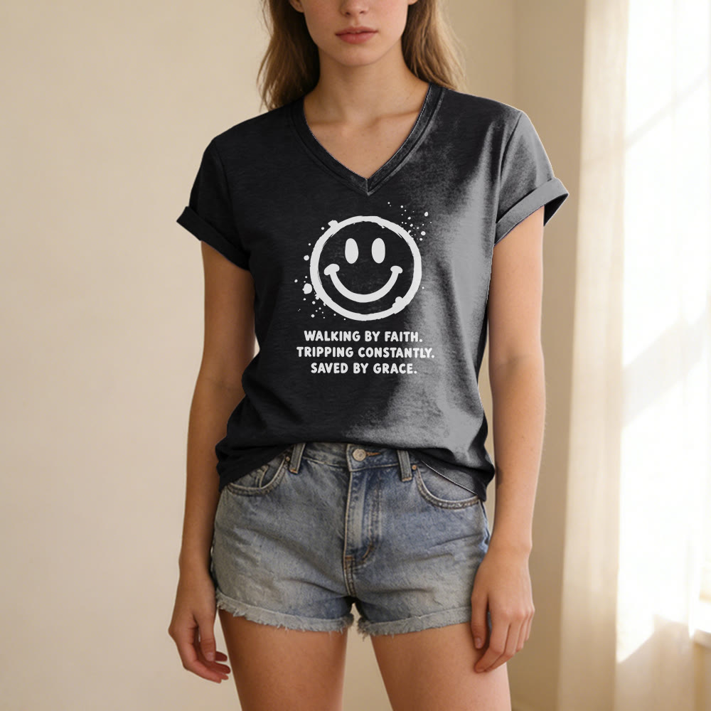 Christianartworkshop Lässiges T-Shirt mit V-Ausschnitt und Smiley-Print „Walking By Faith“ - image 15