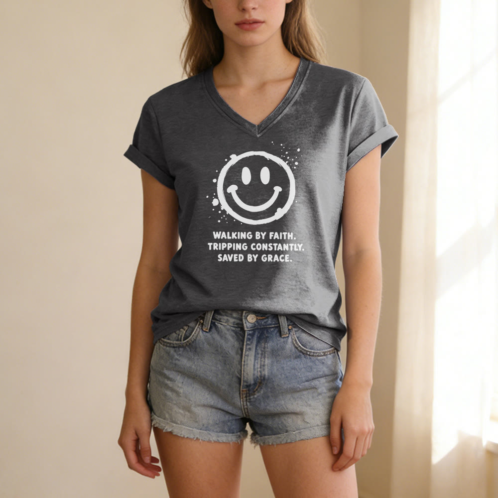 Christianartworkshop Lässiges T-Shirt mit V-Ausschnitt und Smiley-Print „Walking By Faith“ - image 23