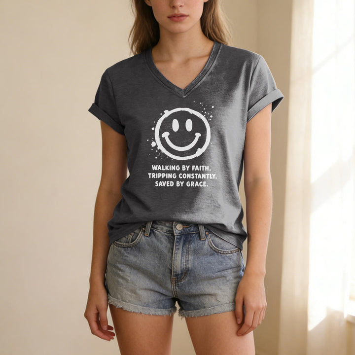 Christianartworkshop Lässiges T-Shirt mit V-Ausschnitt und Smiley-Print „Walking By Faith“ - image 23