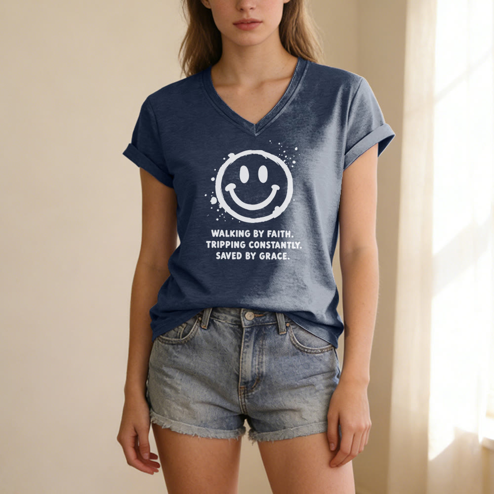 Christianartworkshop Lässiges T-Shirt mit V-Ausschnitt und Smiley-Print „Walking By Faith“ - image 21