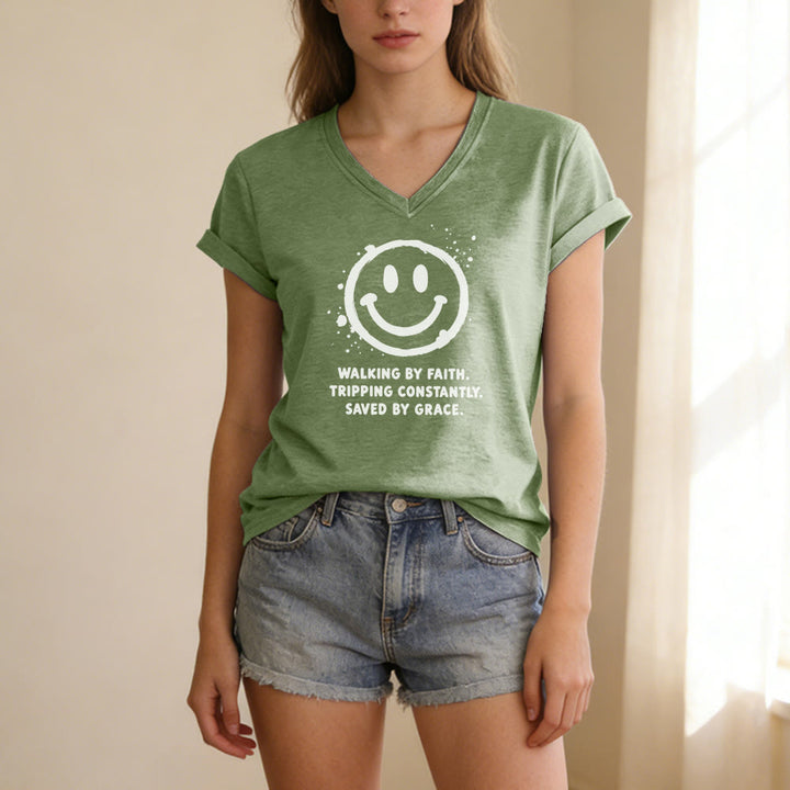 Christianartworkshop Lässiges T-Shirt mit V-Ausschnitt und Smiley-Print „Walking By Faith“ - image 7