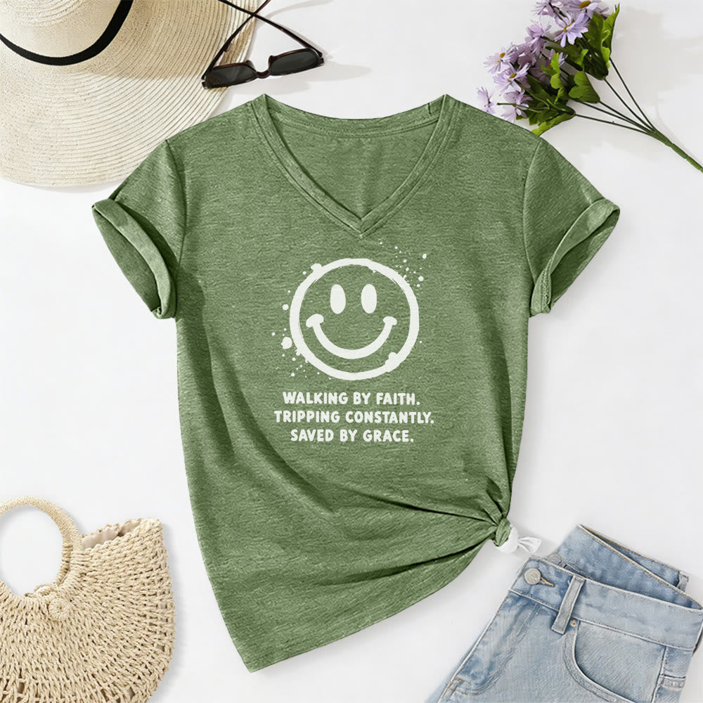 Christianartworkshop Lässiges T-Shirt mit V-Ausschnitt und Smiley-Print „Walking By Faith“ - Olivgrün - 2XL - image 6