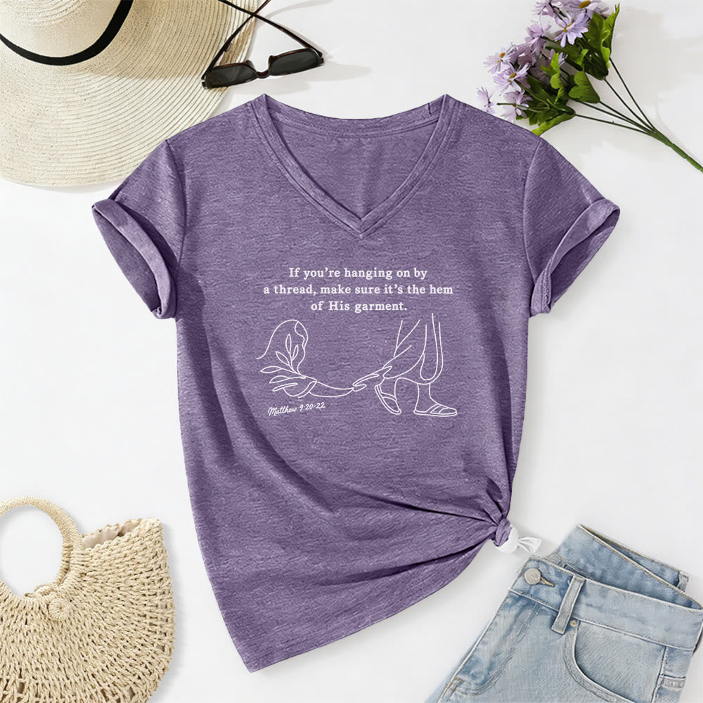 Christianartworkshop Saum seines Gewandes (Matthäus 9,20-22) – Bedrucktes, lässiges T-Shirt mit V-Ausschnitt - Lila - 2XL - image 18