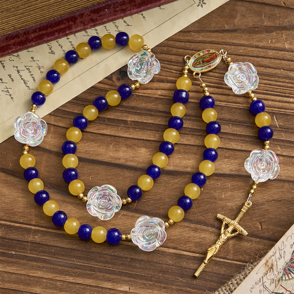 Christianartworkshop Rosenkranz „Guadalupe“ in Blau und Gelb: Schimmernde Rosenperlen mit goldenem Kruzifix - image 2