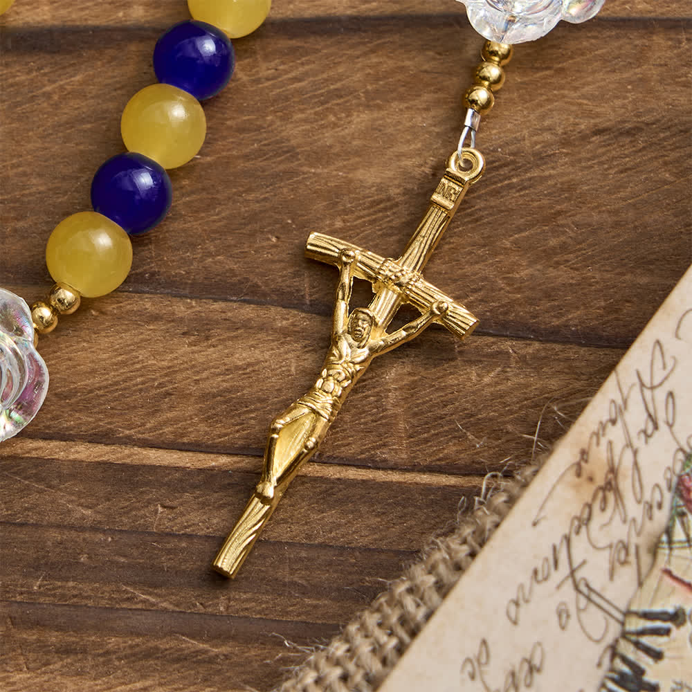 Christianartworkshop Rosenkranz „Guadalupe“ in Blau und Gelb: Schimmernde Rosenperlen mit goldenem Kruzifix - image 7