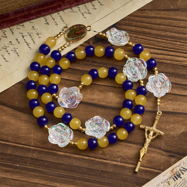 Christianartworkshop Rosenkranz „Guadalupe“ in Blau und Gelb: Schimmernde Rosenperlen mit goldenem Kruzifix - image 1