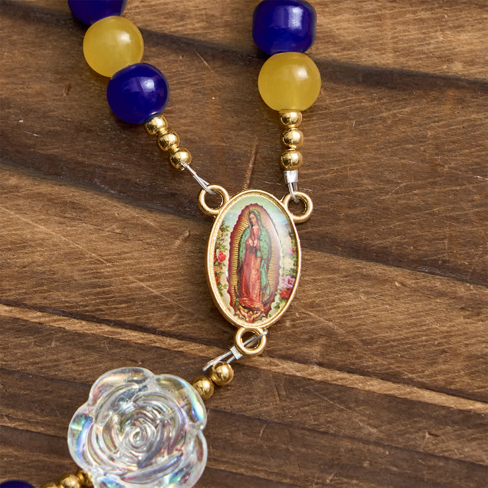 Christianartworkshop Rosenkranz „Guadalupe“ in Blau und Gelb: Schimmernde Rosenperlen mit goldenem Kruzifix - image 6