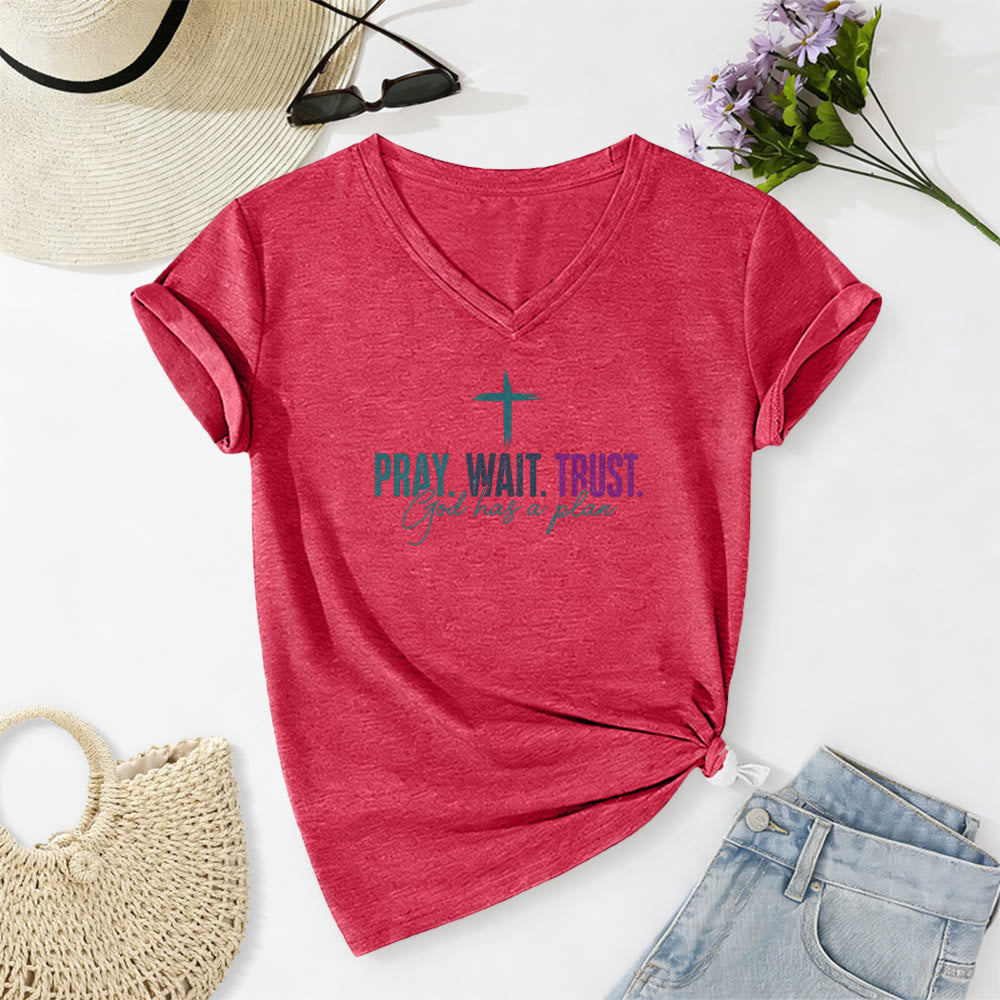 Christianartworkshop Bete, warte, vertraue darauf, dass Gott einen Plan hat – Lässiges T-Shirt mit Kreuzprint und V-Ausschnitt - Rot - 2XL - image 22