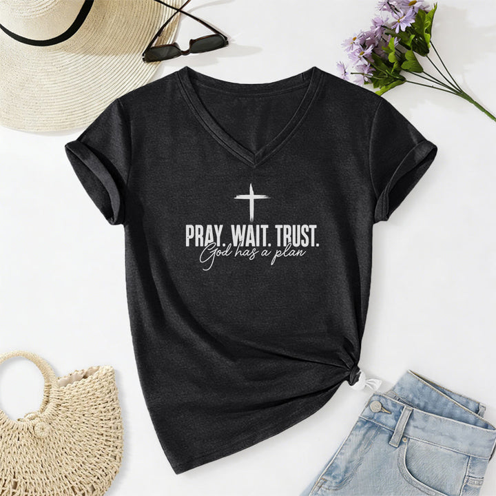 Christianartworkshop Bete, warte, vertraue darauf, dass Gott einen Plan hat – Lässiges T-Shirt mit Kreuzprint und V-Ausschnitt - Schwarz - 2XL - image 12
