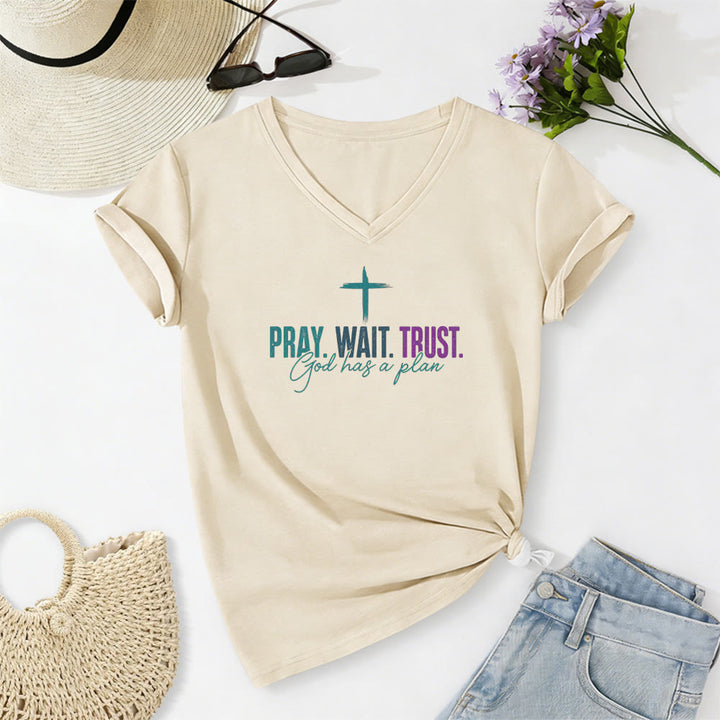 Christianartworkshop Bete, warte, vertraue darauf, dass Gott einen Plan hat – Lässiges T-Shirt mit Kreuzprint und V-Ausschnitt - Beige - 2XL - image 2