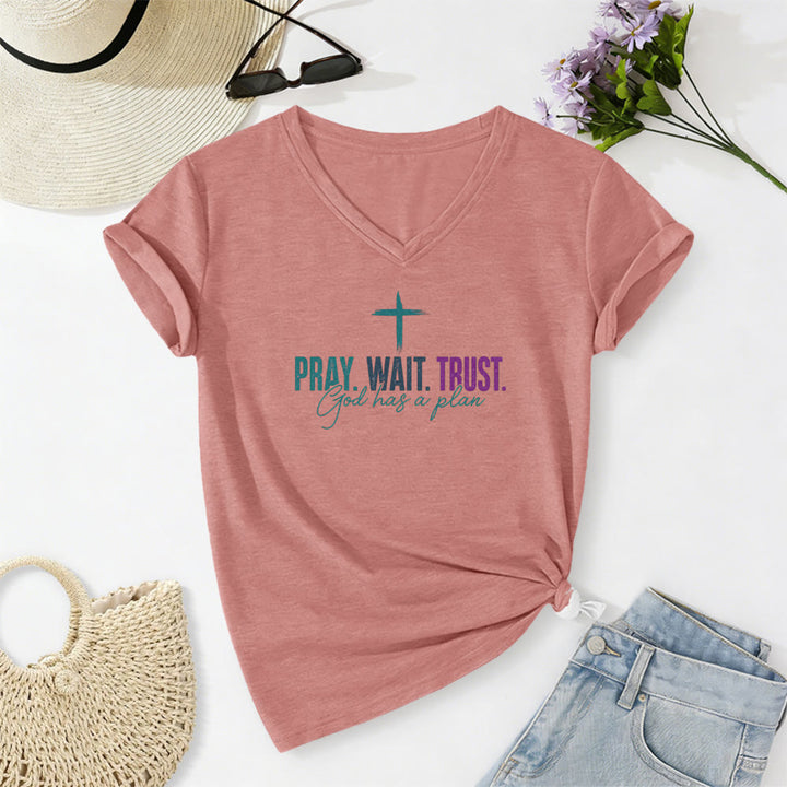 Christianartworkshop Bete, warte, vertraue darauf, dass Gott einen Plan hat – Lässiges T-Shirt mit Kreuzprint und V-Ausschnitt - Hellrosa - 2XL - image 10