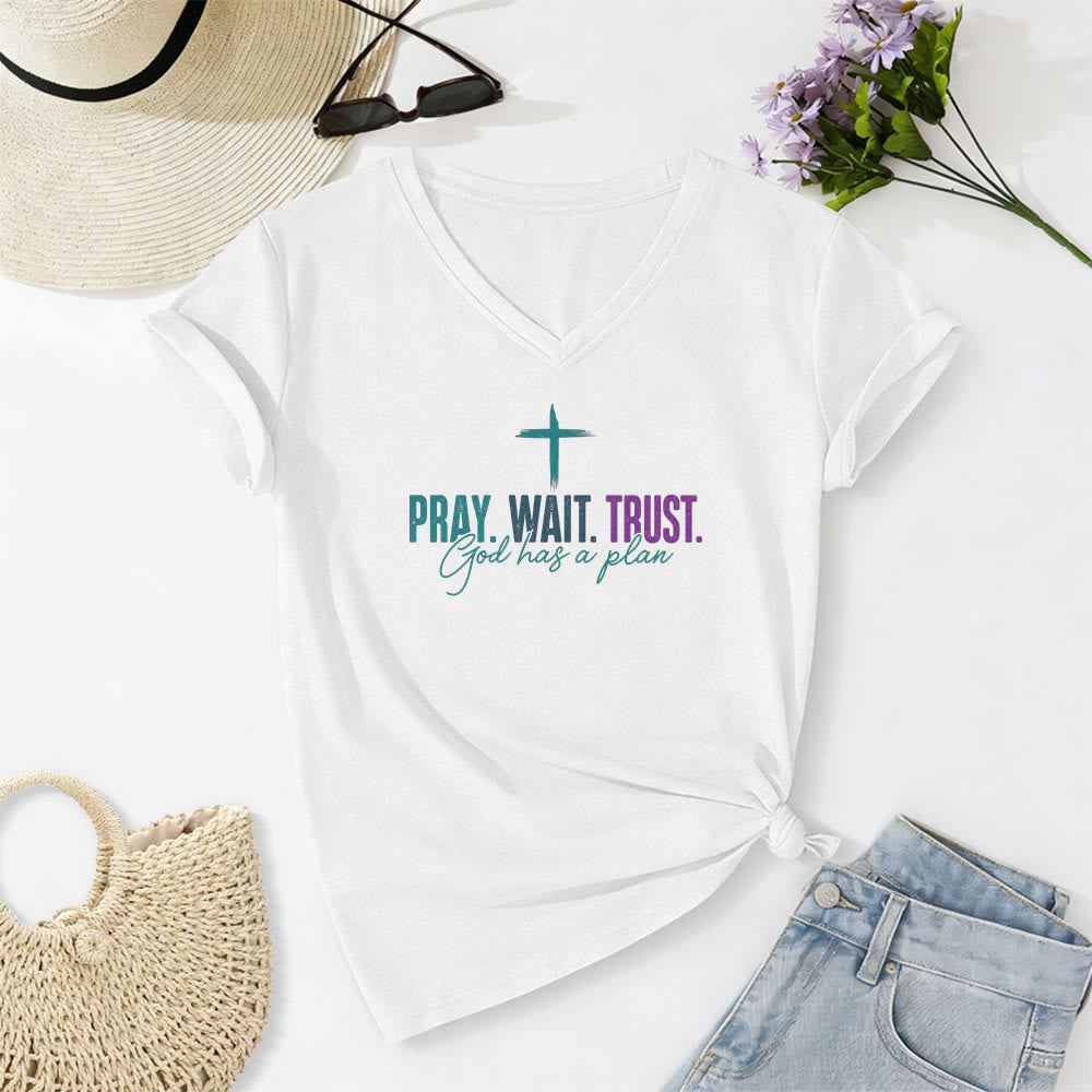 Christianartworkshop Bete, warte, vertraue darauf, dass Gott einen Plan hat – Lässiges T-Shirt mit Kreuzprint und V-Ausschnitt - Weiß - 2XL - image 0
