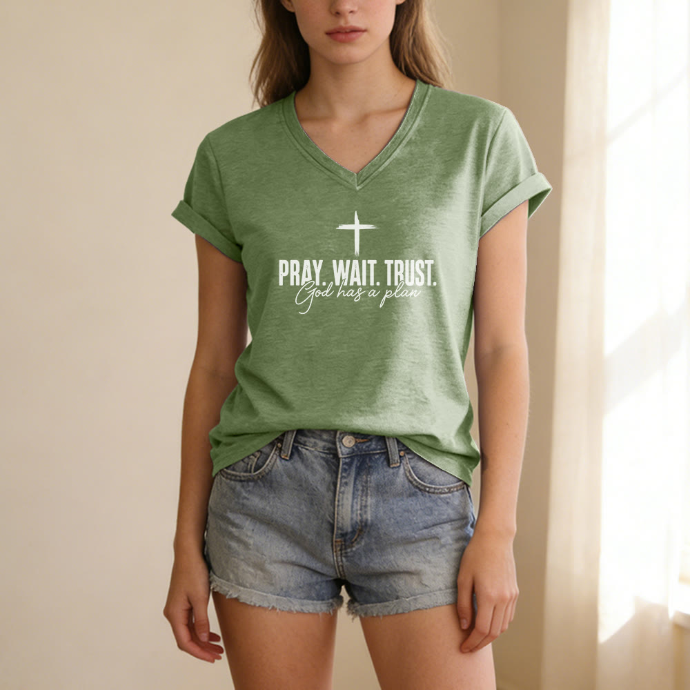 Christianartworkshop Bete, warte, vertraue darauf, dass Gott einen Plan hat – Lässiges T-Shirt mit Kreuzprint und V-Ausschnitt - image 7